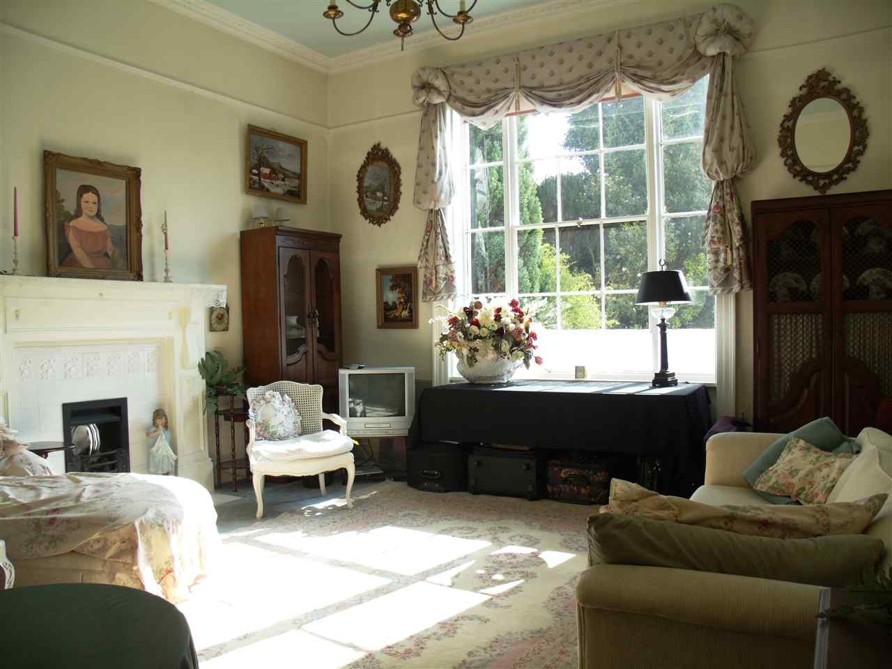 resized-2349823-sitting room.jpg